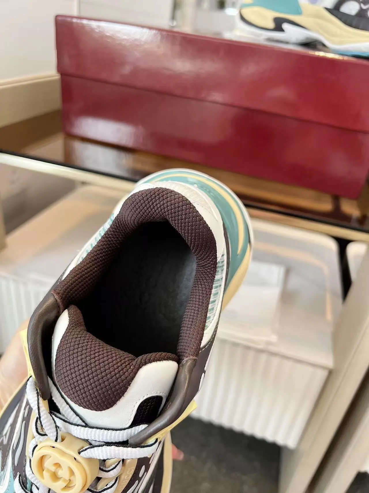 P900. This men's size Gucci 2.0 sneaker reinterprets the brand's iconic striped webbing elements. When retro genes collide with futuristic design, this new pair of Gucci shoes directly reaches the trend threshold💥 ✔️Color combination of caron contrasting colors + classic stripes, GG reflective piping, good visual impact, and comes with a high-gloss filter when out on the street ✔️ The structure is made of multi-layer splicing of different materials, breathable mesh, shaped leather, outsole combined with EVA rubber, fashionable and practical at the same time ✔️ Details are made of double G midsole + iconic double G lock shoelaces, the retro DNA is crazy and restless, and every step is based on the trendy aesthetic. Size male 39-46, (customized for 46)